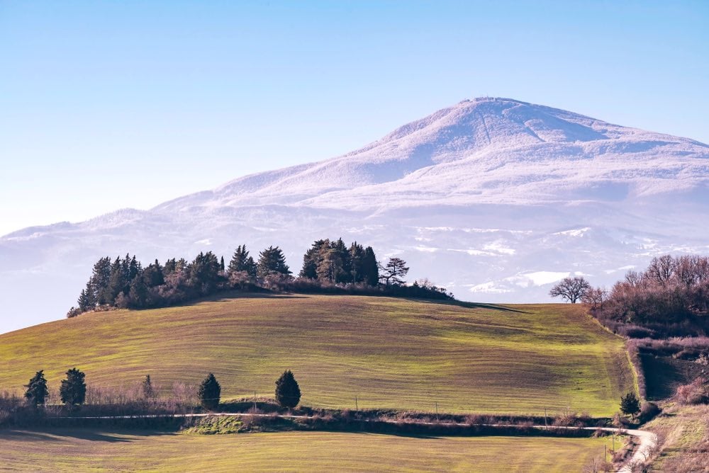 Vista del Monte Amiata in inverno con la cima ricoperta di neve