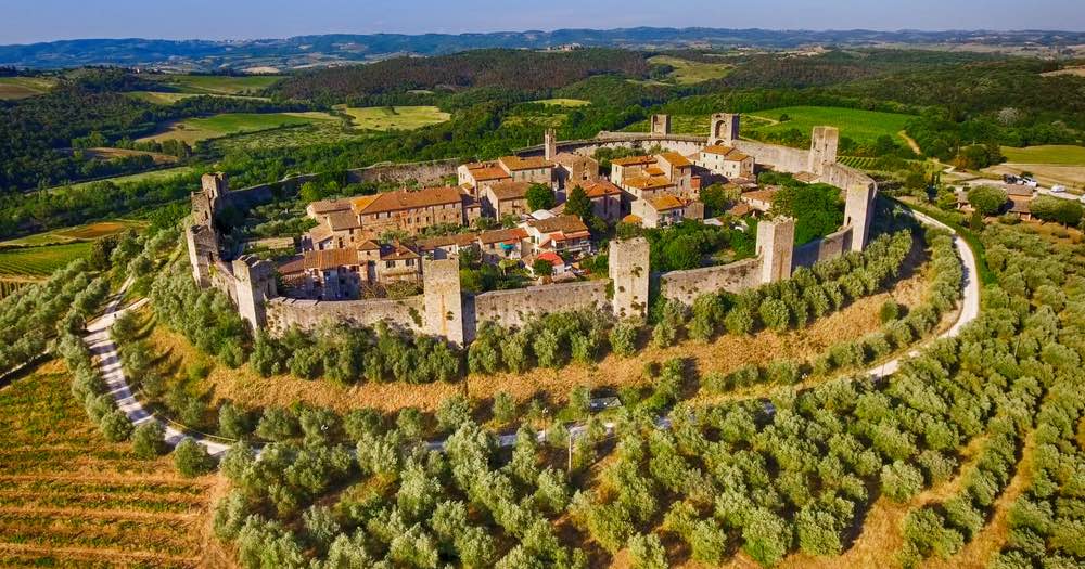 Il borgo fortificato di Monteriggioni in Val di Merse, Toscana