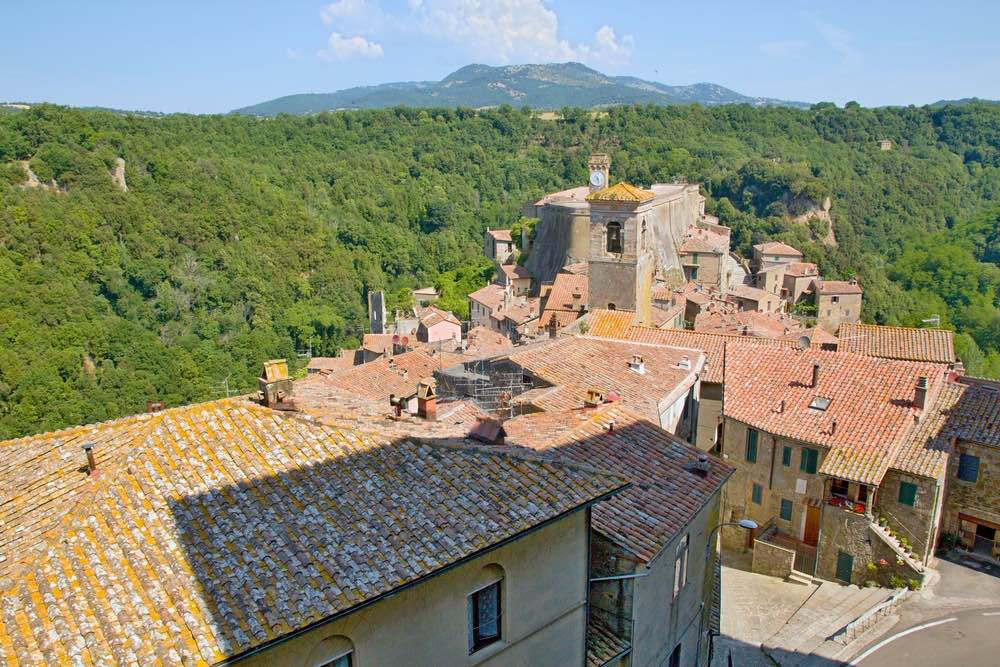 Vista aerea del borgo di Sorano in Maremma Toscana
