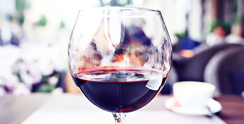 Bicchiere di vino rosso su un tavolo a Lucca