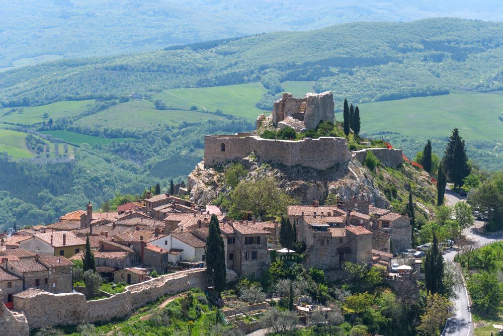Castiglione d'Orcia è un borgo medievale in Val d'Orcia, vicino alla via Francigena, famoso per paesaggio, terme e enogastronomia