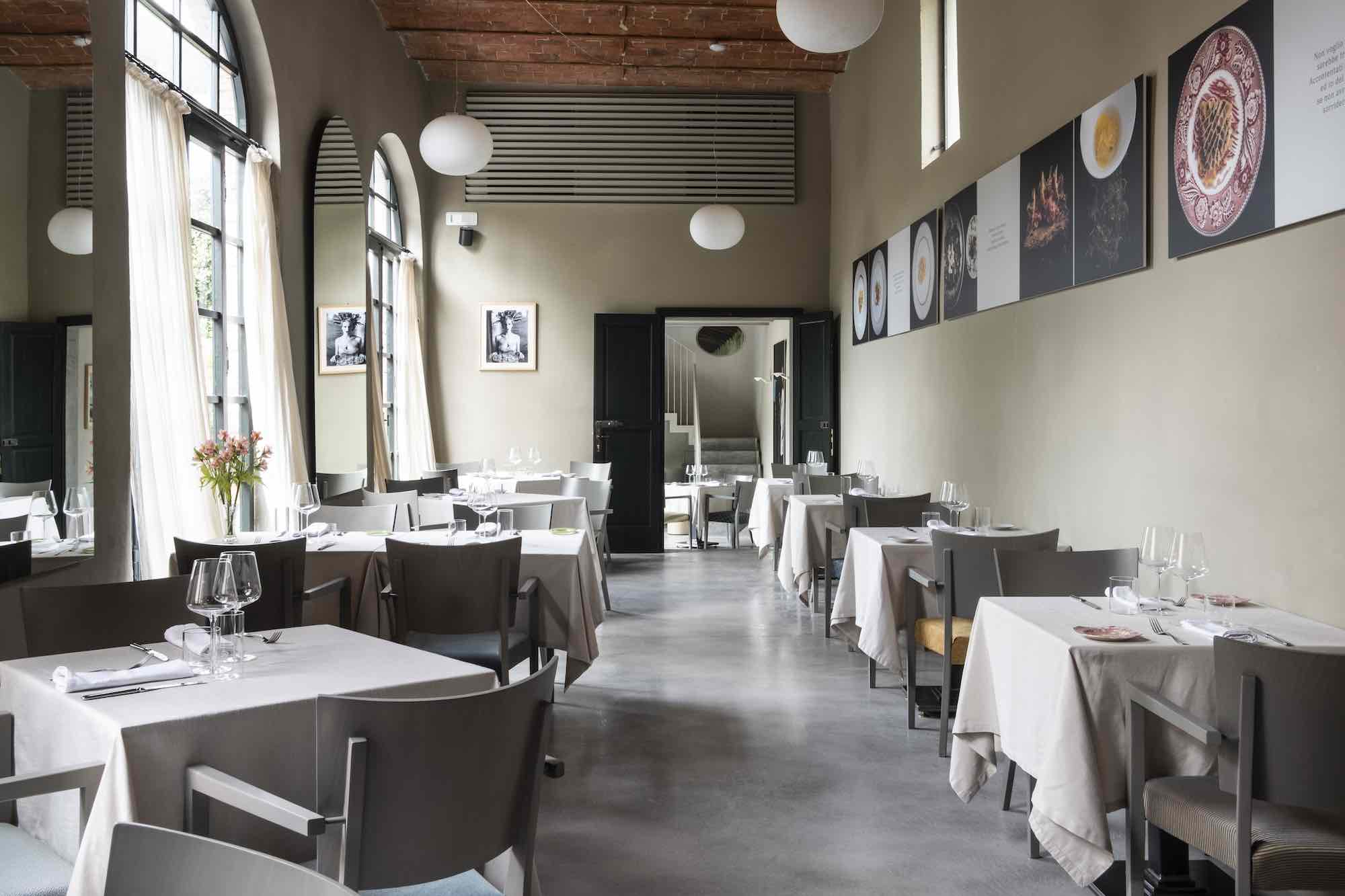 Chef Cristiano Tomei è uno degli chef stellati della Toscana. Il suo ristorante, L'Imbuto, si trova a Lucca nelle scuderie di Palazzo Pfanner