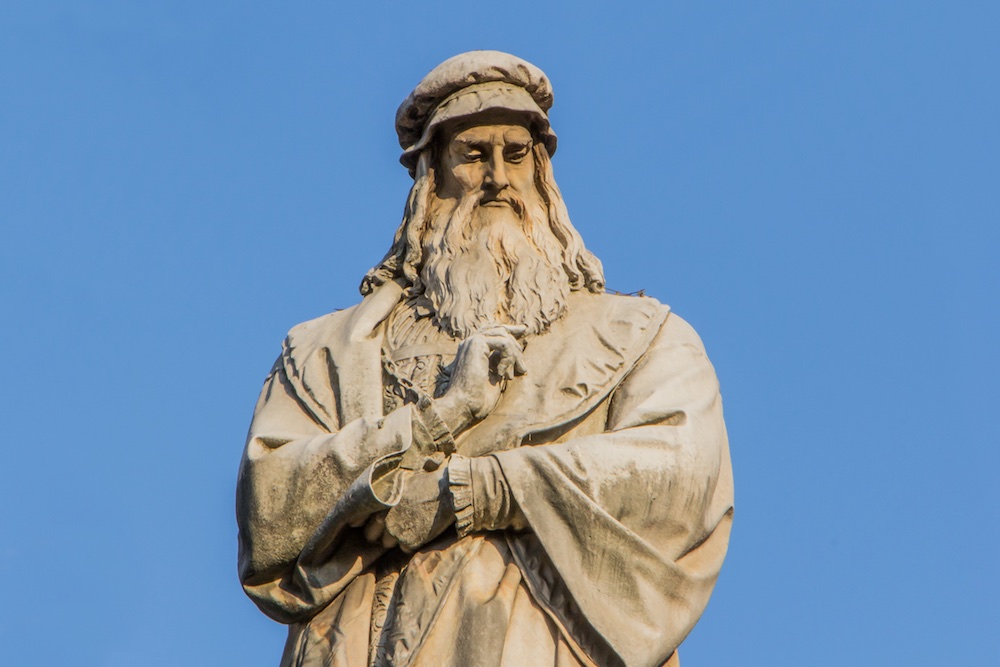 Statua di Leonardo da Vinci a Milano con cielo azzurro