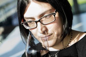 Intervista a Olga Fusari, l'enologa di Ornellaia, azienda famosa nel mondo, grazie ai suoi vini toscani maturati tra le vigne di Bolgheri