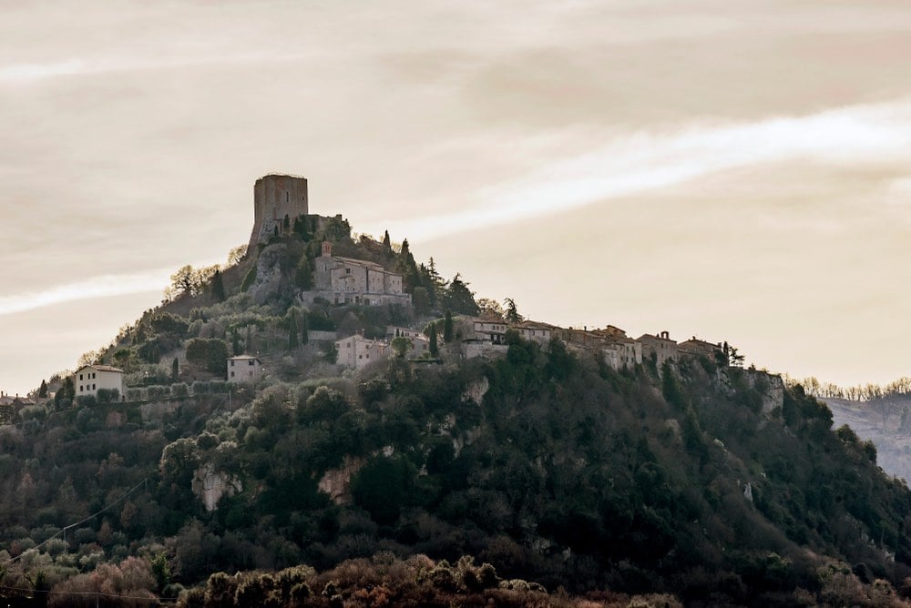 Castiglione d'Orcia è un borgo medievale in Val d'Orcia, vicino alla via Francigena, famoso per paesaggio, terme e enogastronomia