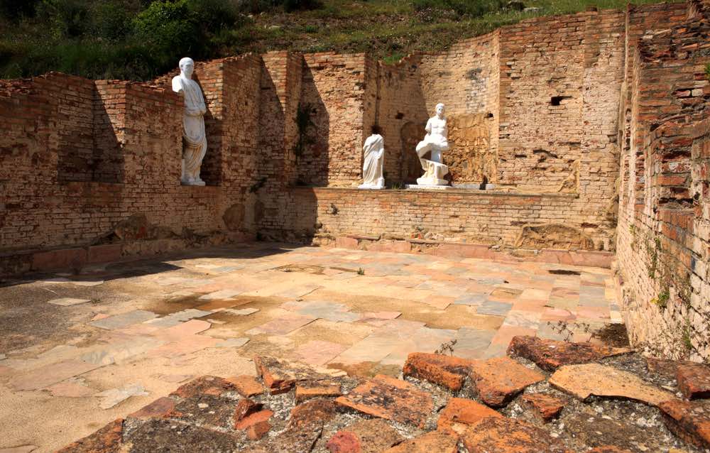 I resti dell'antica città di Roselle sono tra i più importanti siti archeologici della Maremma toscana per quanto riguarda Etruschi e Romani