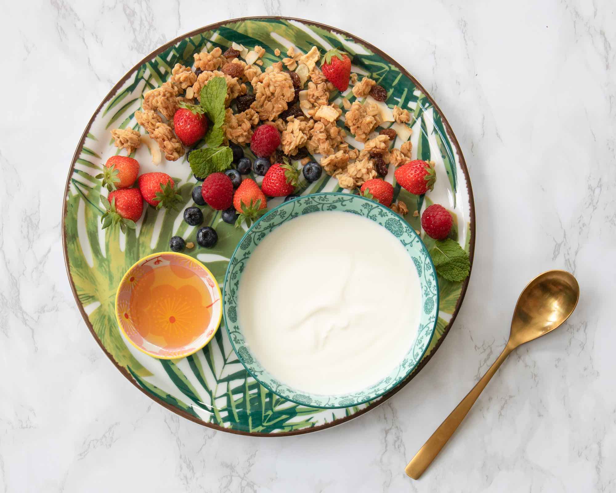 Yogurt bianco, granola e frutti di bosco freschi del bistrot Rosalia Salad Gourmet