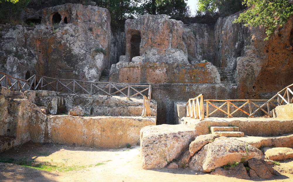 La Necropoli di Sovana, borgo del tufo in Maremma 