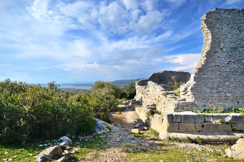 L'antica città di Cosa, sorge nel sud della Maremma, ad Ansedonia. Consiglio: visitate gli scavi archeologici, offrono panorami mozzafiato