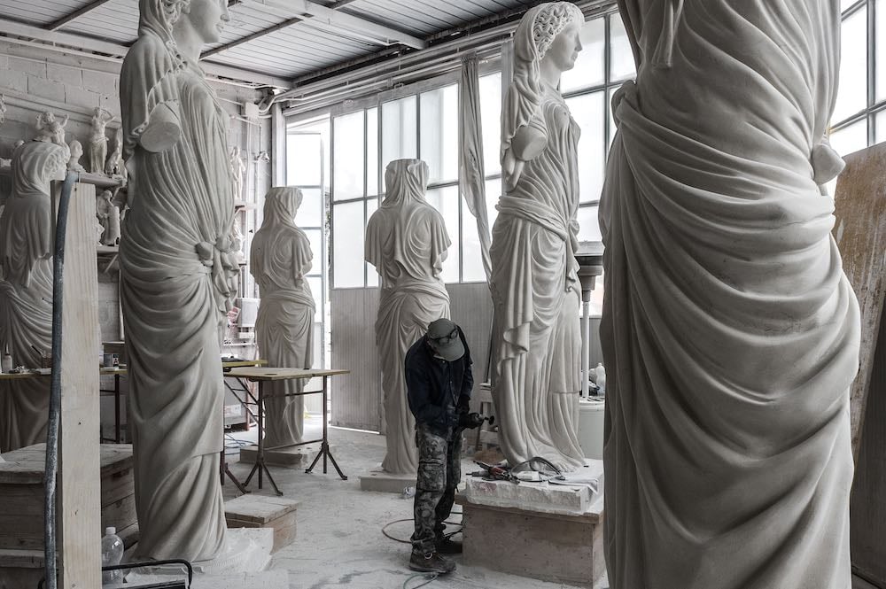 Massimo Galleni ha un importante laboratorio artistico a Pietrasanta, specializzato in lavorazione del marmo e riproduzione di opere d'arte.