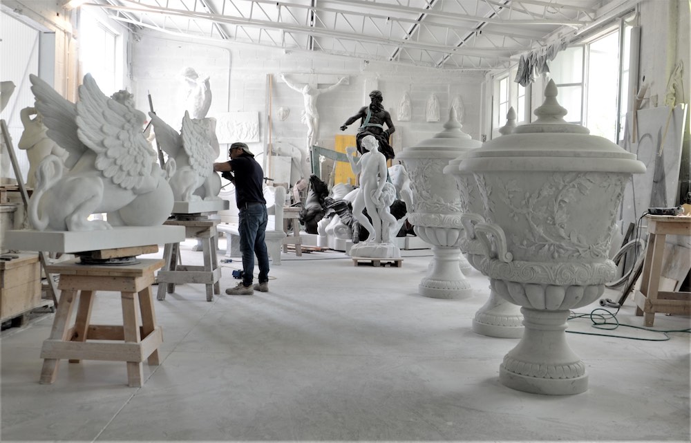 Massimo Galleni ha un importante laboratorio artistico a Pietrasanta, specializzato in lavorazione del marmo e riproduzione di opere d'arte.