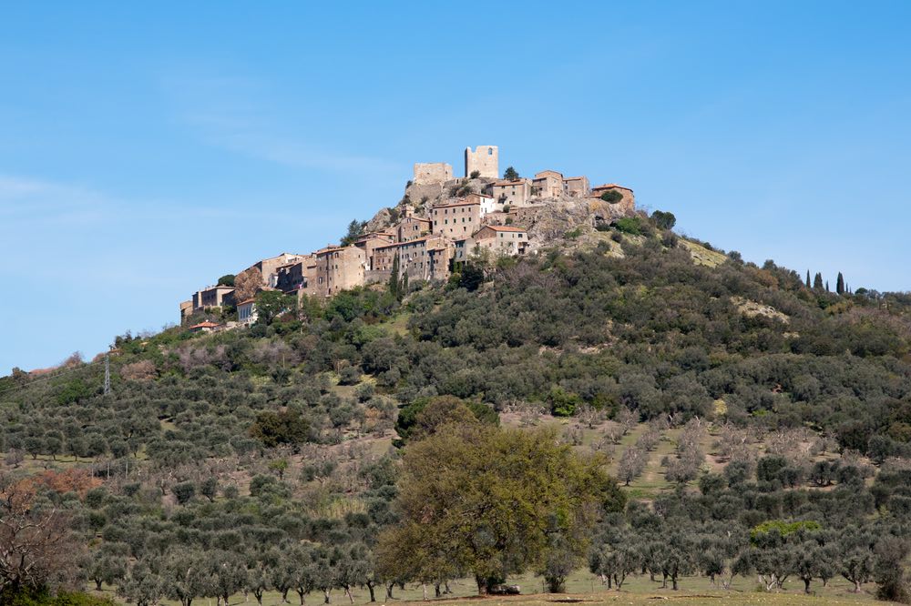 Il bel borgo di Montemassi arroccato sulla collina