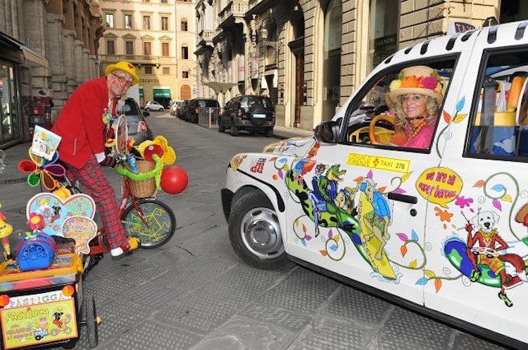 Chi è la stravagante signora che guida un taxi colorato a Firenze? Caterina Bellandi, in arte Zia Caterina: una storia d'amore e di solidarietà.