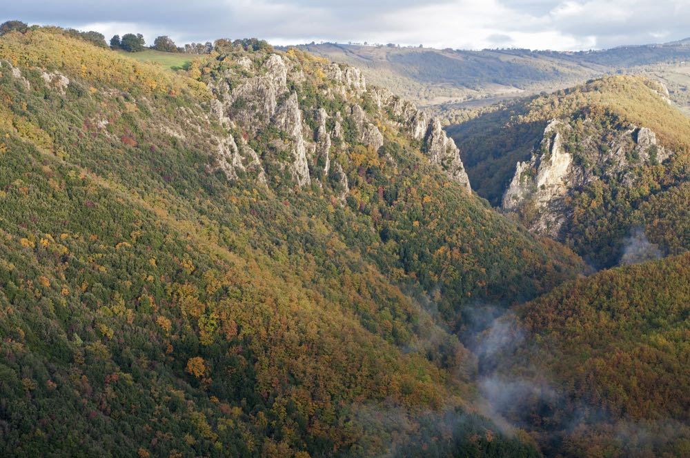 7 cose da sapere sul Monte Amiata: tra borghi, parchi naturali e centri spirituali, per visitare la Toscana più autentica e poco conosciuta.