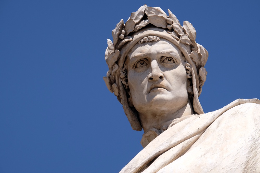 Primo piano del volto della statua di Dante Alighieri in Piazza Santa Croce a Firenze