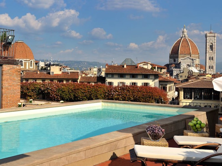 Le 10 migliori piscine a Firenze dove ripararsi dall'afa e godersi l'estate fiorentina: dalle piscine comunali alle roof pool con vista
