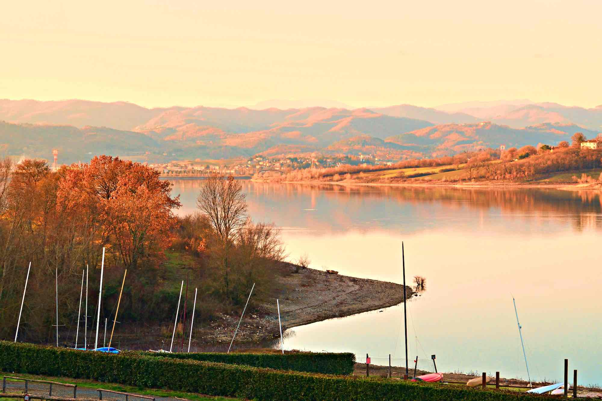 Il lago di Bilancino al tramonto, bacino artificiale vicino a Barberino di Mugello