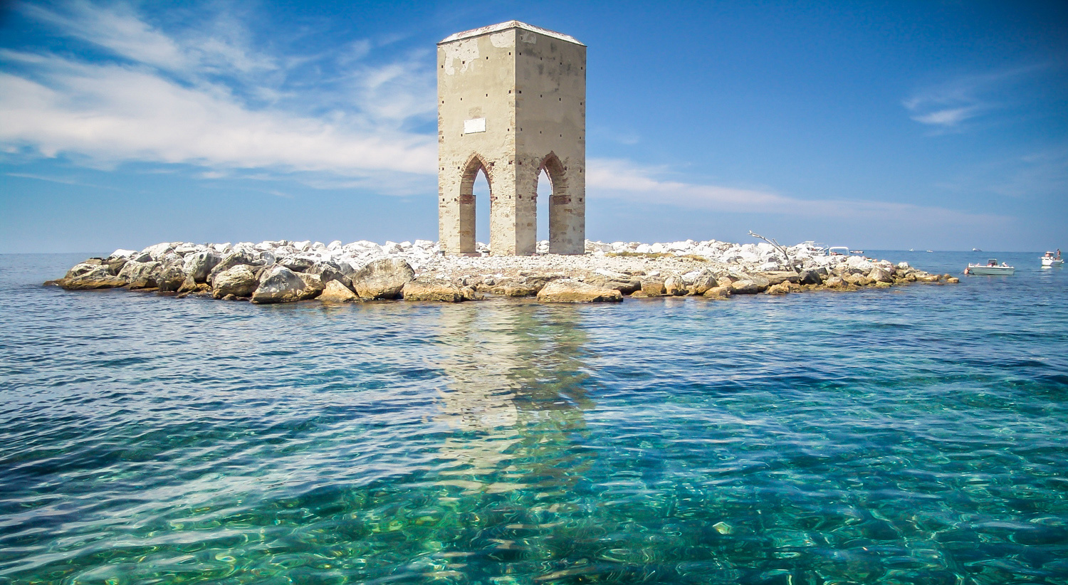 La torre della Meloria, costruzione settecentesca che sorge isolata nello specchio di mare che nel 1284 fu teatro della celebre battaglia tra pisani e genovesi