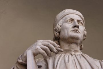 Statua di Arnolfo di Cambio fuori dagli Uffizi a Firnze