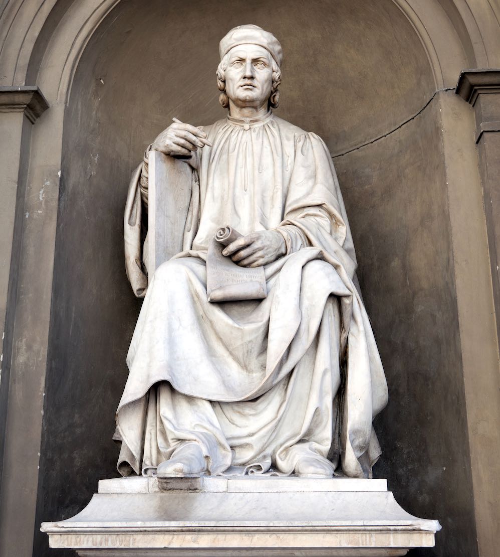 Statua di Arnolfo di Cambio fuori dagli Uffizi a Firnze