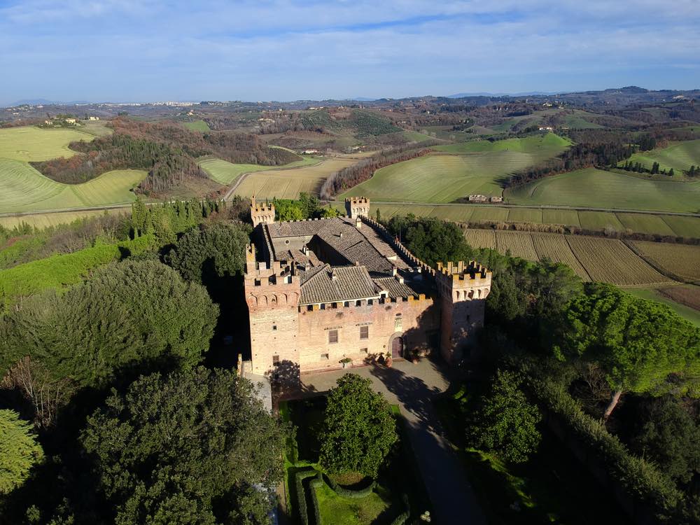 Il Castello di Oliveto a Castelfiorentino si trova vicino alla via Volterrana, antica via del sale, oggi tra le più belle strade di Toscana