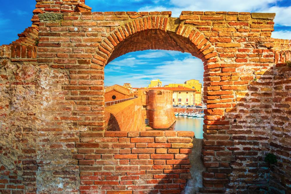 Il Dé toscano o Dé livornese, è una figura linguistica tipica del parlato della costa da Piombino a Marina di Pisa. Ma cosa significa dé?