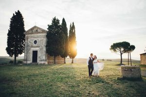 Coppia di sposi alla Cappella della Madonna Vitalete, tra i borghi in Toscana per matrimonio preferiti dagli innamorati