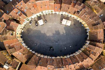 Piazza Anfiteatro a Lucca sorge su un antico anfiteatro romano ed è oggi una delle più belle piazze della Toscana.