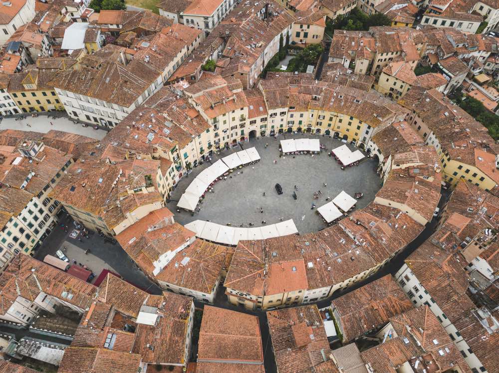 Piazza Anfiteatro a Lucca sorge su un antico anfiteatro romano ed è oggi una delle più belle piazze della Toscana
