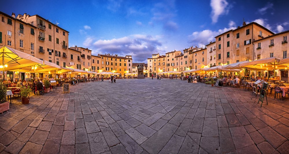 Piazza Anfiteatro a Lucca sorge su antico anfiteatro romano ed è oggi una delle più belle piazze della Toscana.