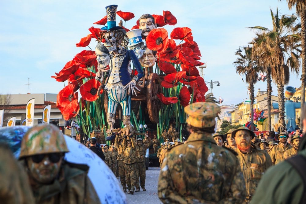 Carri allegorici e sfilata del Carnevale di Viareggio