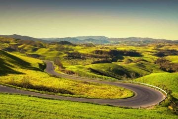 La via Volterrana, una delle più belle strade panoramiche della Toscana, nasce in epoca etrusca come via del sale