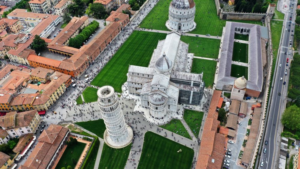 La Torre di Pisa, si trova in Piazza dei Miracoli ed è il campanile del Duomo di Pisa
