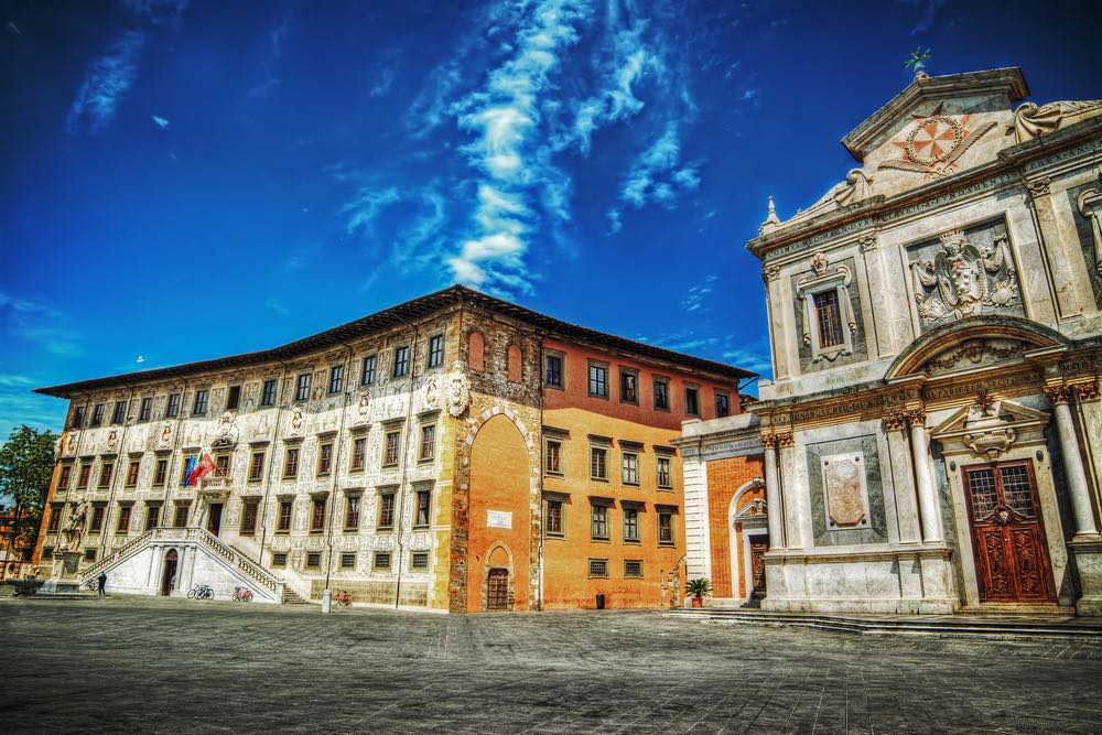 La Normale di Pisa si trova in Piazza dei Cavalieri ed è una scuola d'eccellenza in Toscana. Ma perché la Normale di Pisa si chiama così?