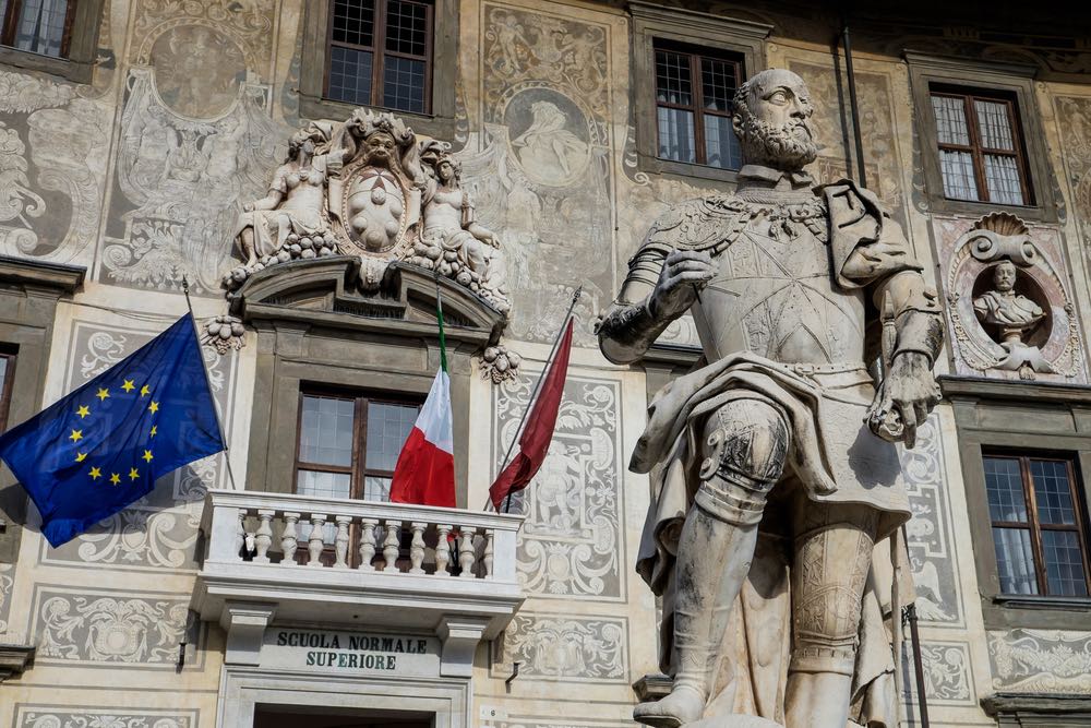 Statua di Cosimo I davanti alla Normale di Pisa in Piazza dei Cavalieri