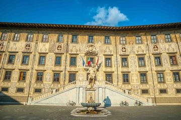 La Normale di Pisa si trova in Piazza dei Cavalieri ed è una scuola d'eccellenza in Toscana. Ma perchè la Normale di Pisa si chiama così?