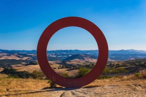 Il cerchio è uno dei simboli guida individuati dai filosofi esoteristi. Scopri il simbolo del cerchio e il suo profondo legame con la Toscana