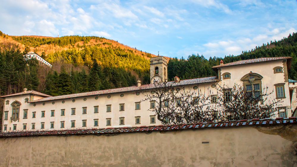 L'Abbazia di Vallombrosa è un affascinante monastero benedettino nel comune di Reggelo (FI)