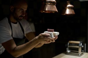 Lo chef Antonello Sardi dirige il ristorante stellato Virtuoso della Tenuta Le Tre Virtù