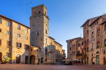 Piazza della Cisterna a San Gimignano è annoverata tra le più belle piazze della Toscana