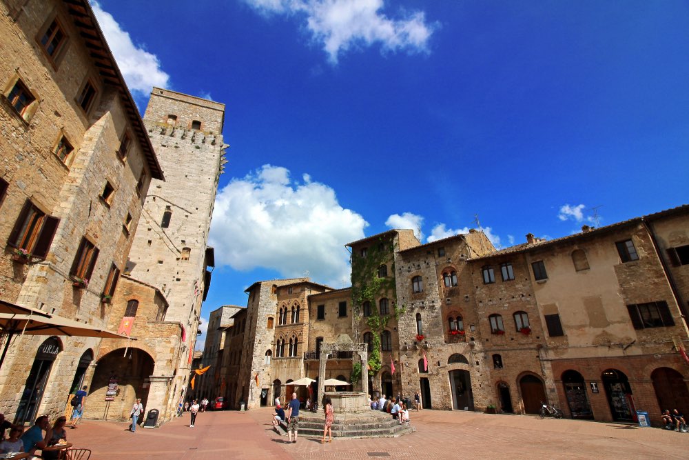 Piazza della Cisterna a San Gimignano è annoverata tra le più belle piazze della Toscana