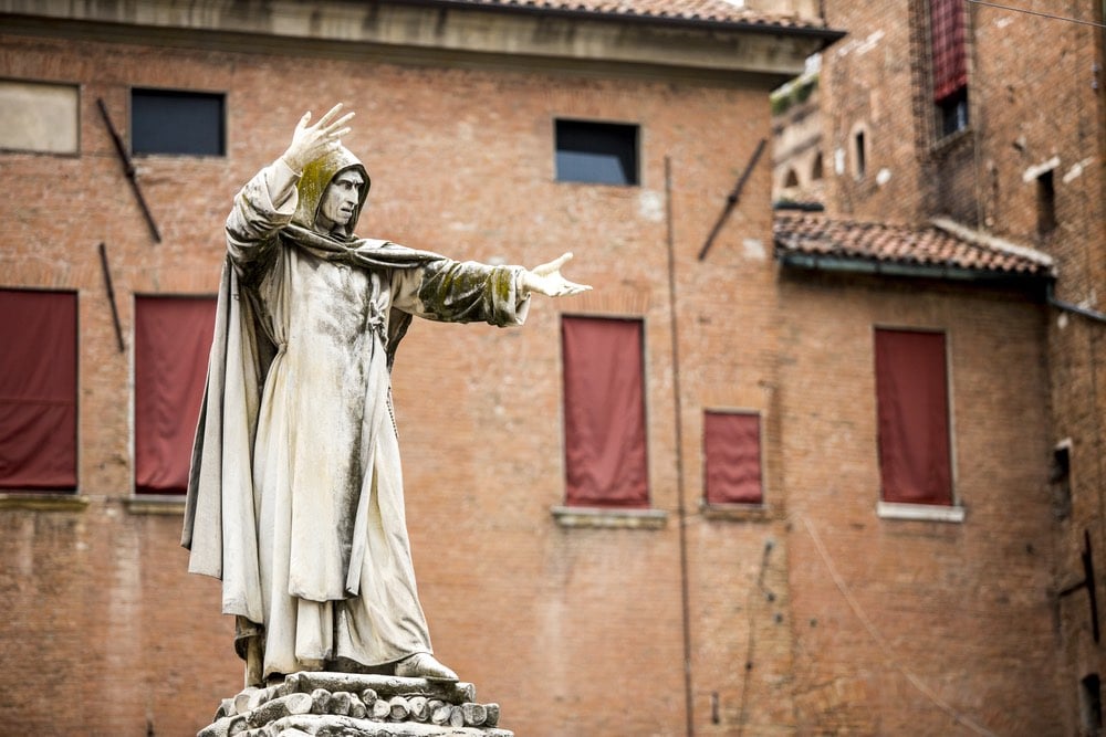 La statua di Girolamo Savonarola a Ferrara