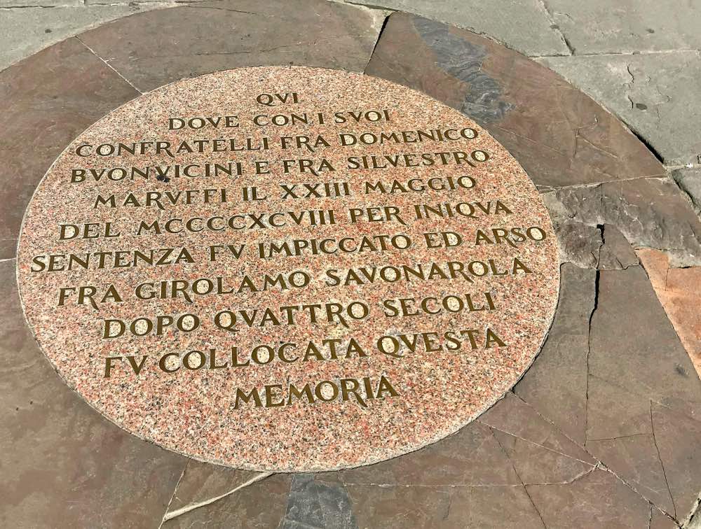 In Piazza della Signoria a Firenze esiste una targa a memoria del rogo dove morì Girolamo Savonarola