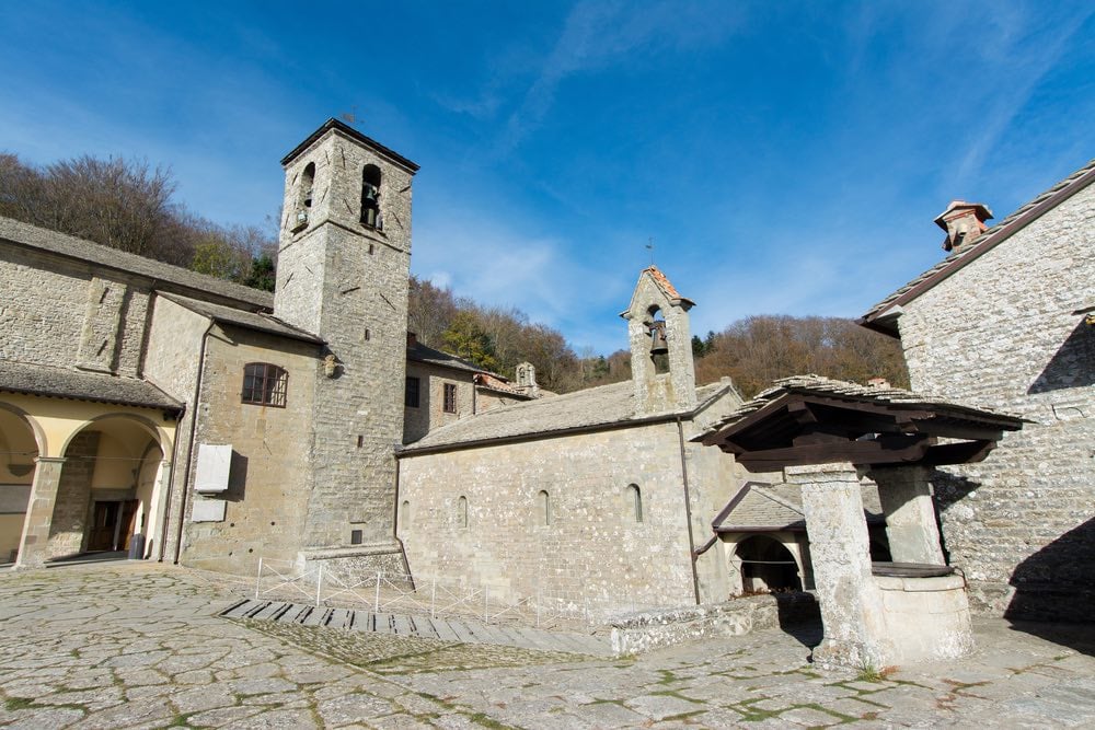 Il santuario de La Verna è uno dei luoghi più mistici della Toscana, dove San Francesco ricevette le stigmate.