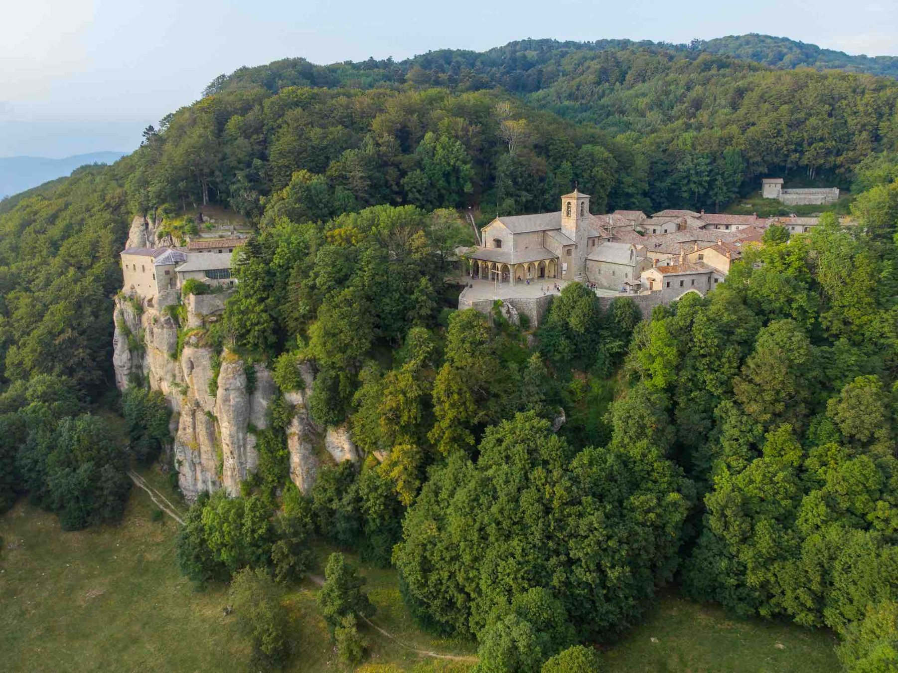 Il santuario de La Verna è uno dei luoghi più mistici della Toscana, dove San Francesco ricevette le stigmate.