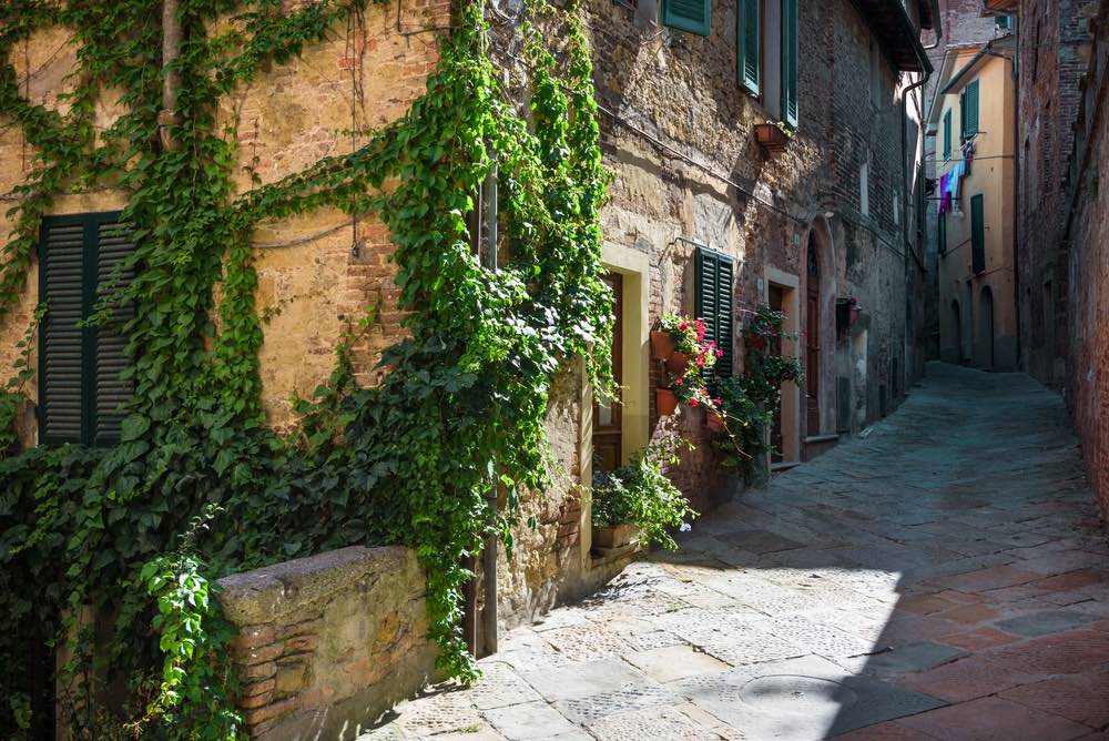 Tipica strada toscana nel borgo di Chianciano in provincia di Siena.