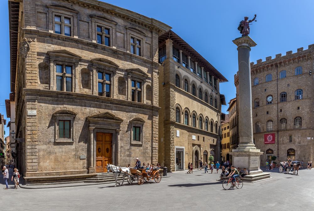 PIazza Santa Trinita è una delle più belle piazze a Firenze