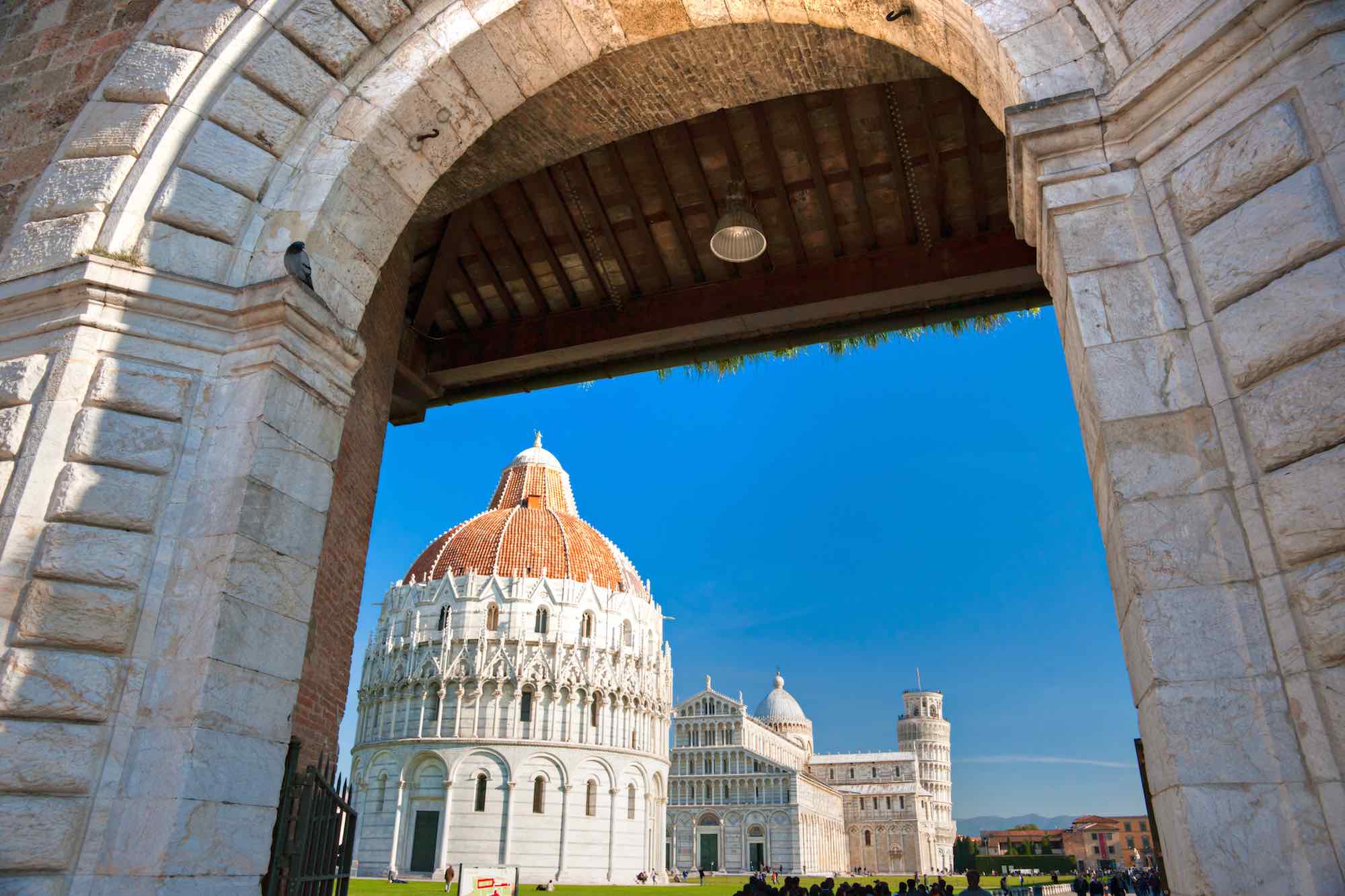 La Piazza dei Miracoli, a Pisa, vista da una porta d'entrata nelle mura