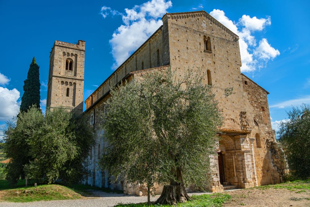 L'ingresso alla chiesa di Sant'Antimo nel cuore della Val d'Orcia Toscana