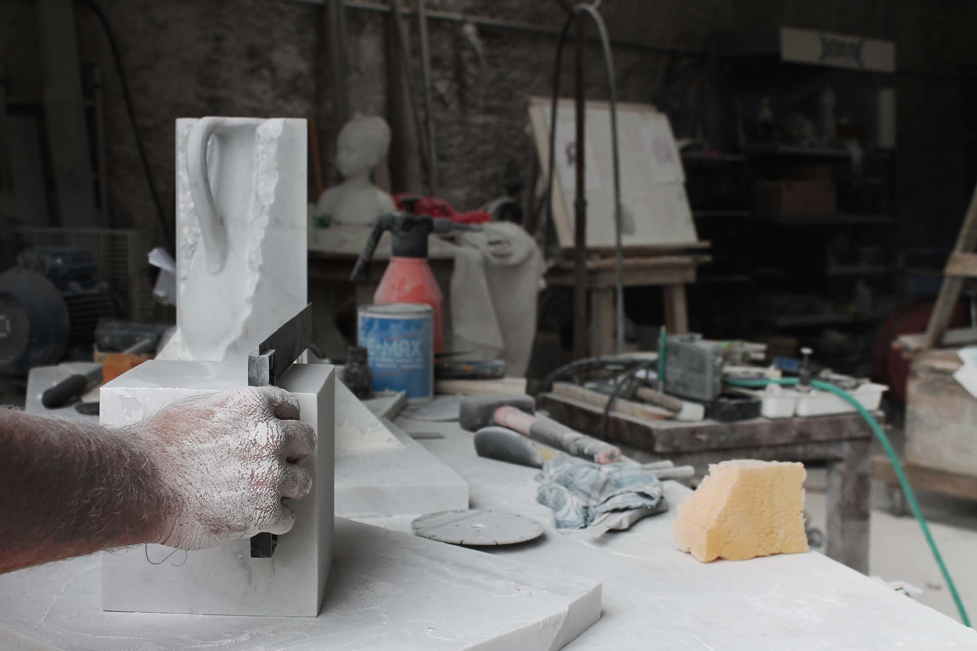 Intervista a Moreno Ratti è uno sculture toscano di fama internazionale, nato a Carrara che ha fatto del marmo il suo materiale prediletto.
